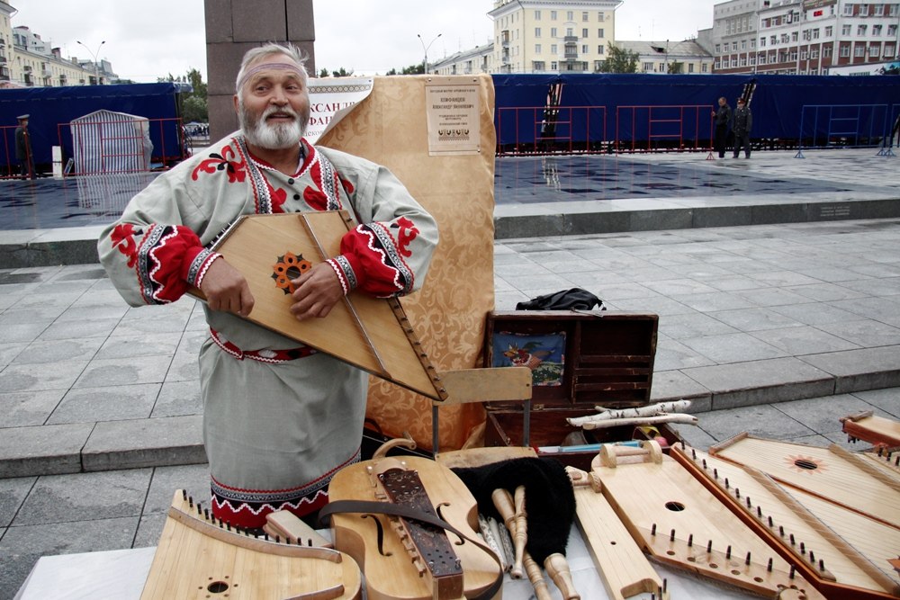 Знаменитый Александр Епифанцев, умеющий играть на десятках музыкальных инструментов