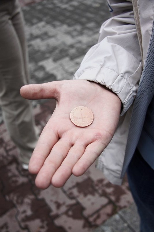 Монетка с изображением Демидовского столба